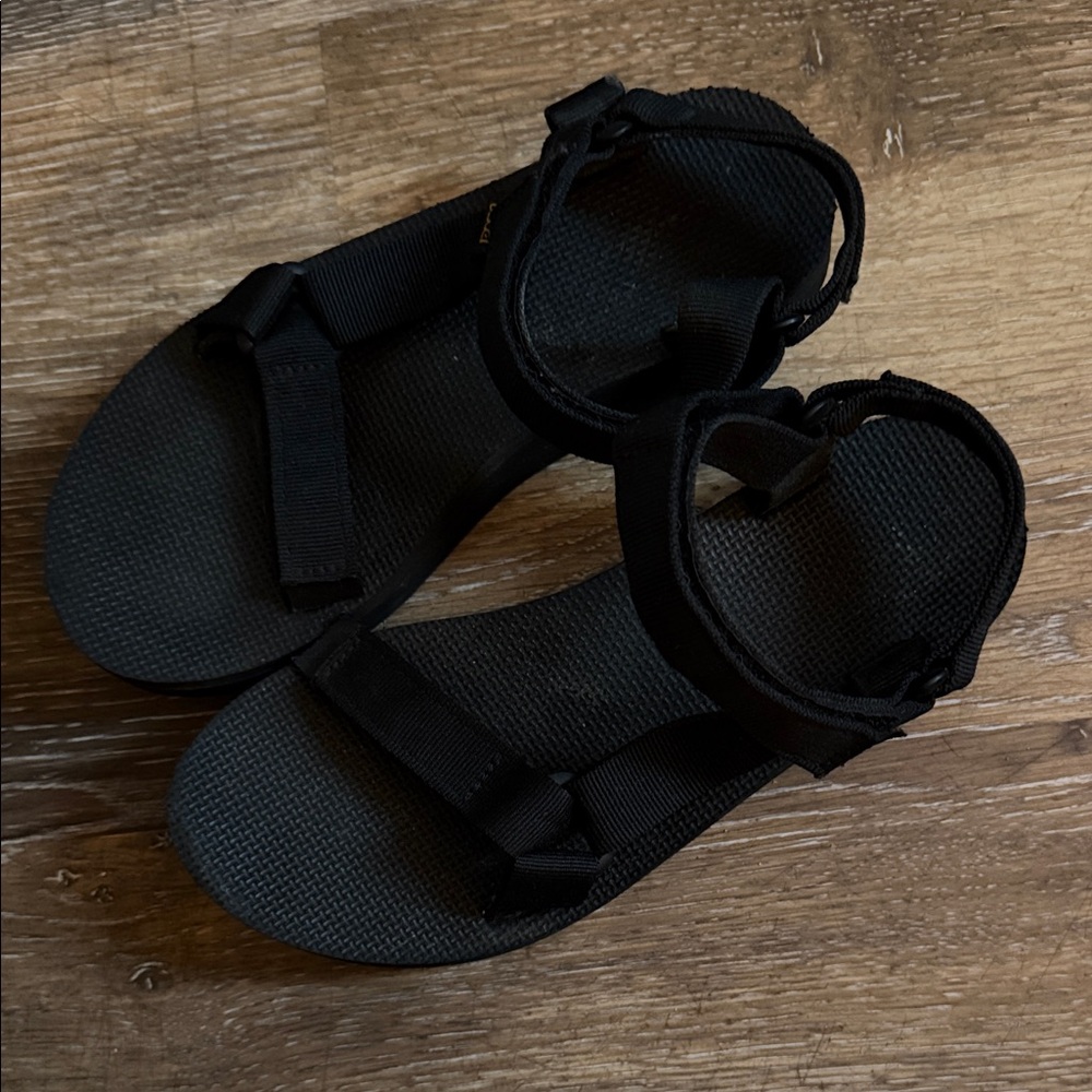 Teva platform sandals. No issues